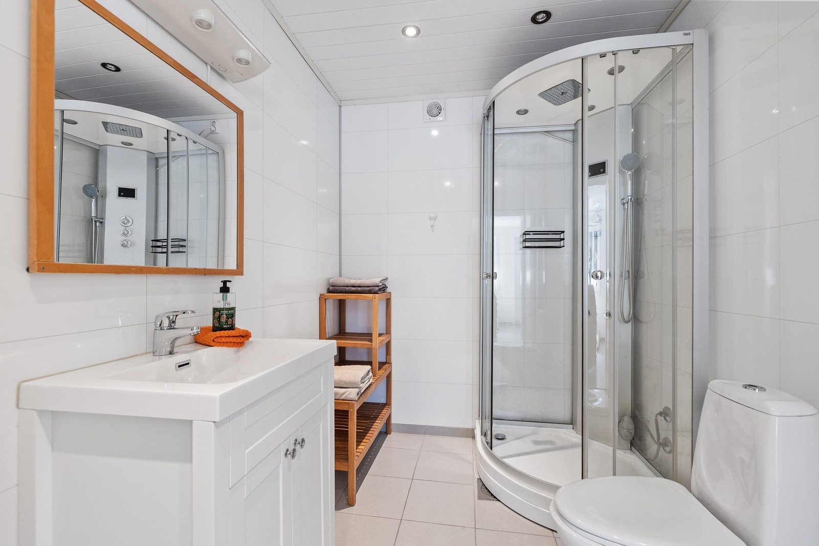 Pent innredet bad/wc i sidebygning Galleribilde