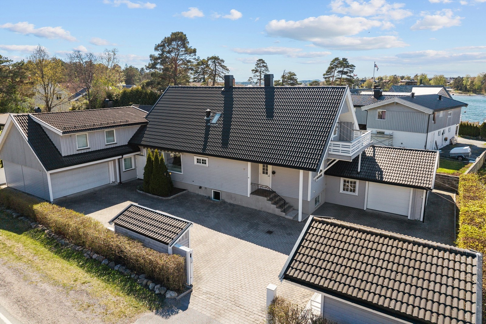Velkommen til en innholdsrik og attraktiv eiendom beliggende i et idyllisk og familievennlig område med kort vei til sjøen, flotte badeplasser og naturskjønne omgivelser. Galleribilde