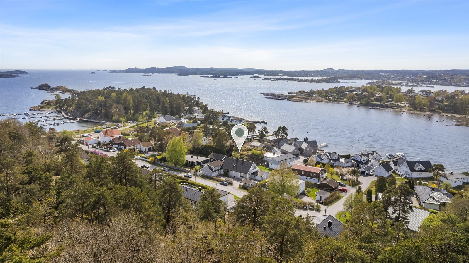 Kun ca. 200 meter fra boligen ligger populære Tangen badestrand med flott sandstrand, svaberg og herlige bademuligheter gjennom hele sommeren. Her kan dagen starte med et forfriskende saltvannsbad og avsluttes med kveldssol ved bassengkanten. Galleribilde