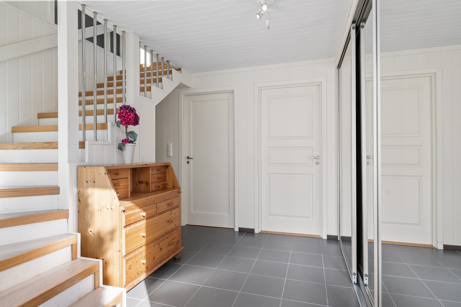 Flislagt gang i sidebygning Galleribilde