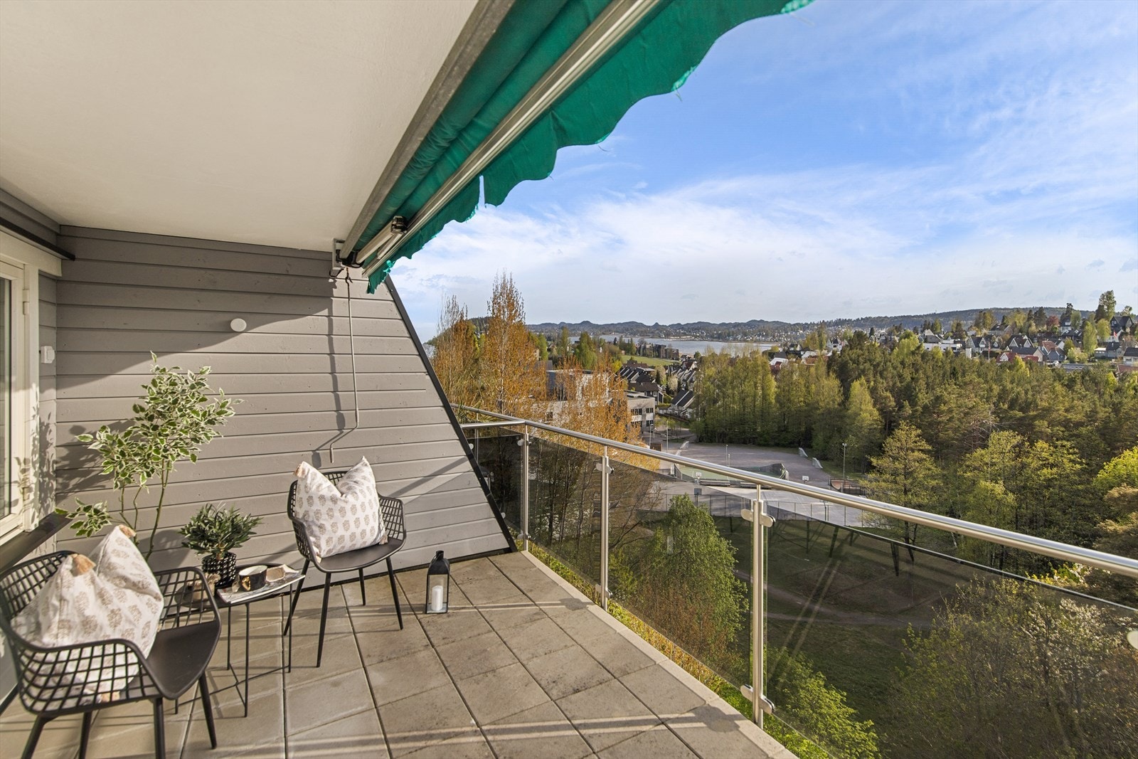 En lys og vestvendt toppleilighet med fantastisk utsikt og supre solforhold. Galleribilde