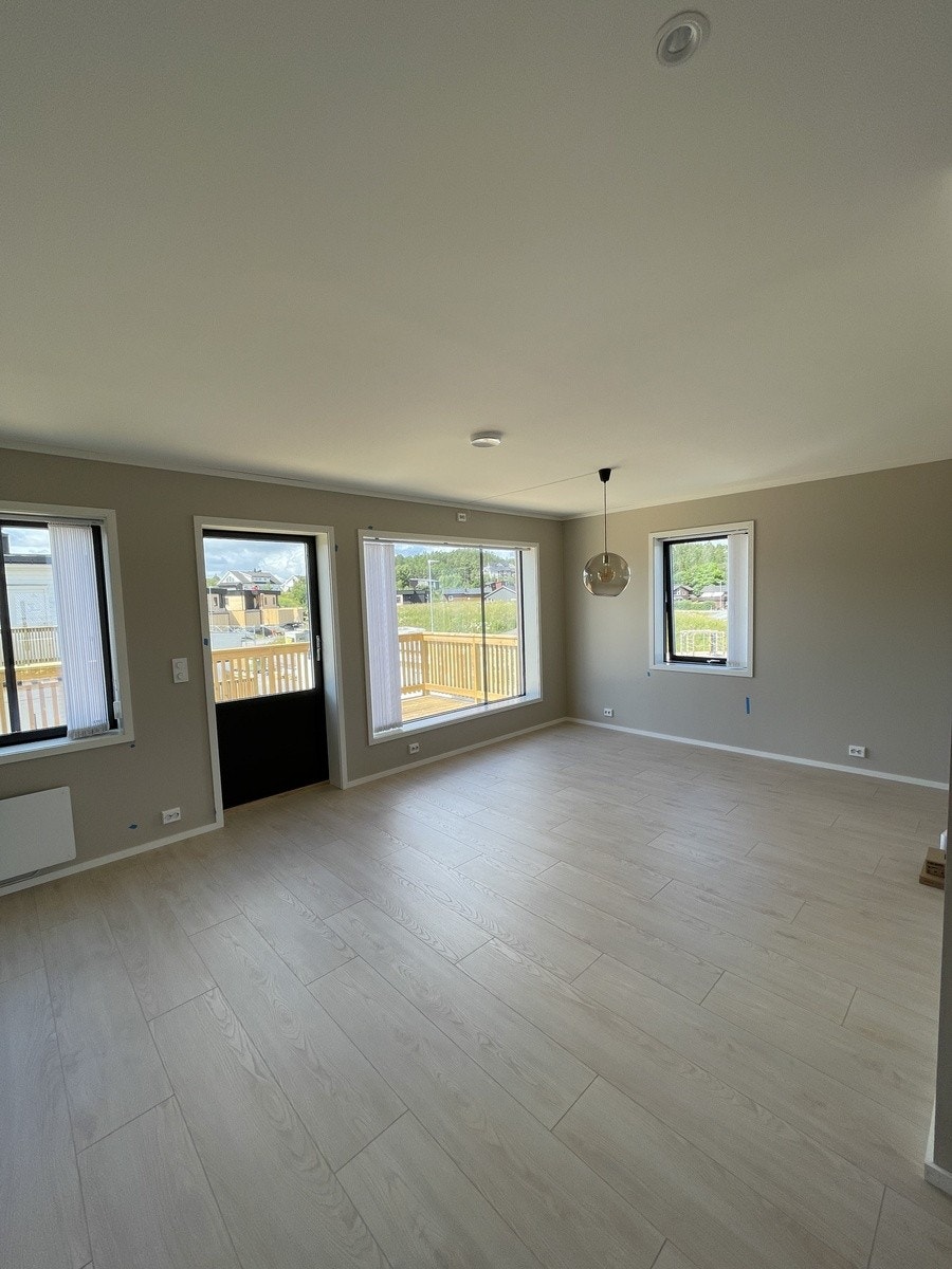 Leiligheten har en stue på 30 m2 Galleribilde