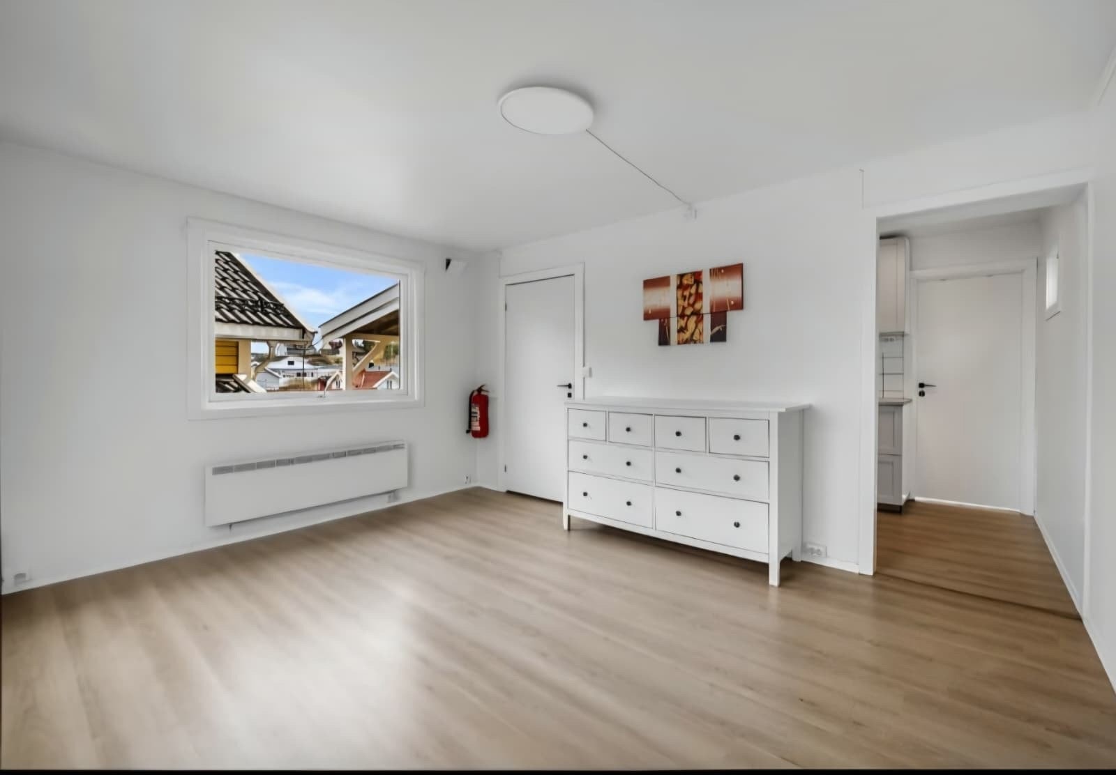 Stuen i annekset innredes enkelt med flere sittegrupper. Galleribilde