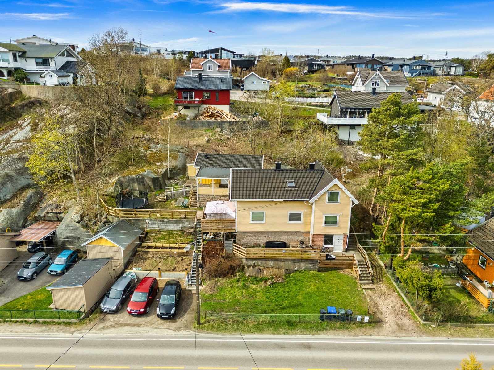 Her bor man nært sjøen, skoler, butikker og flotte turmuligheter. Galleribilde