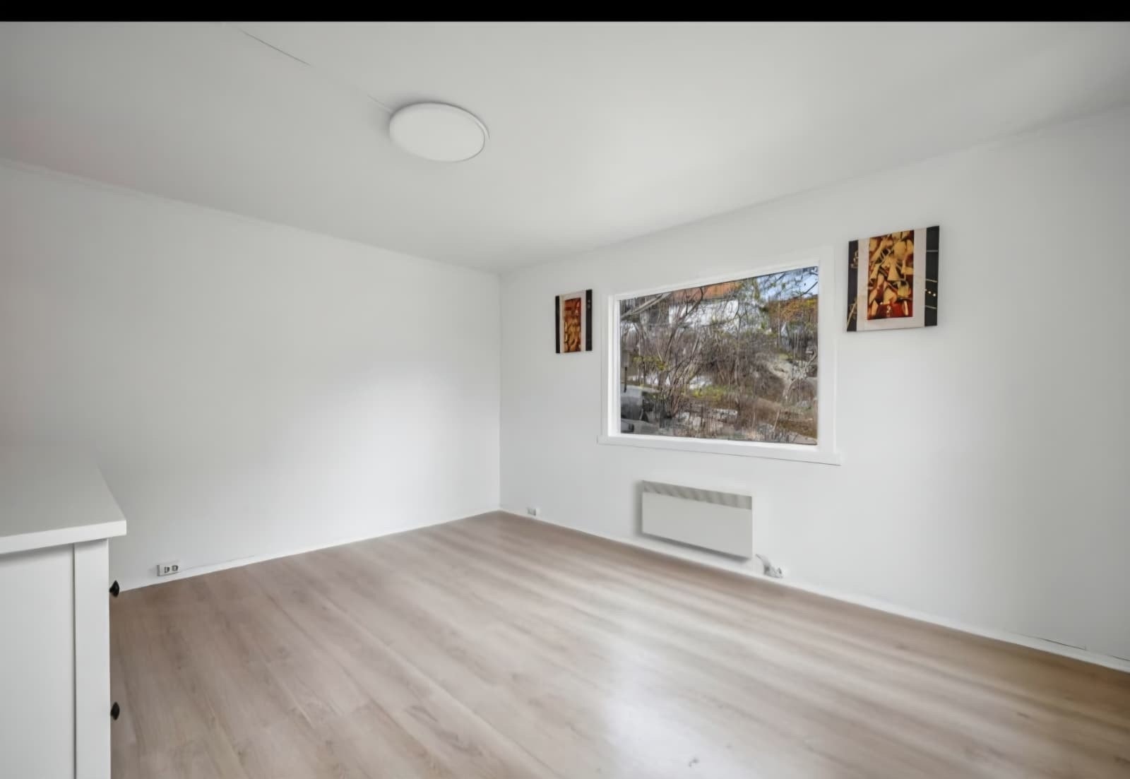 Stuen har godt med lys og er malt i lyse moderne farger. Galleribilde