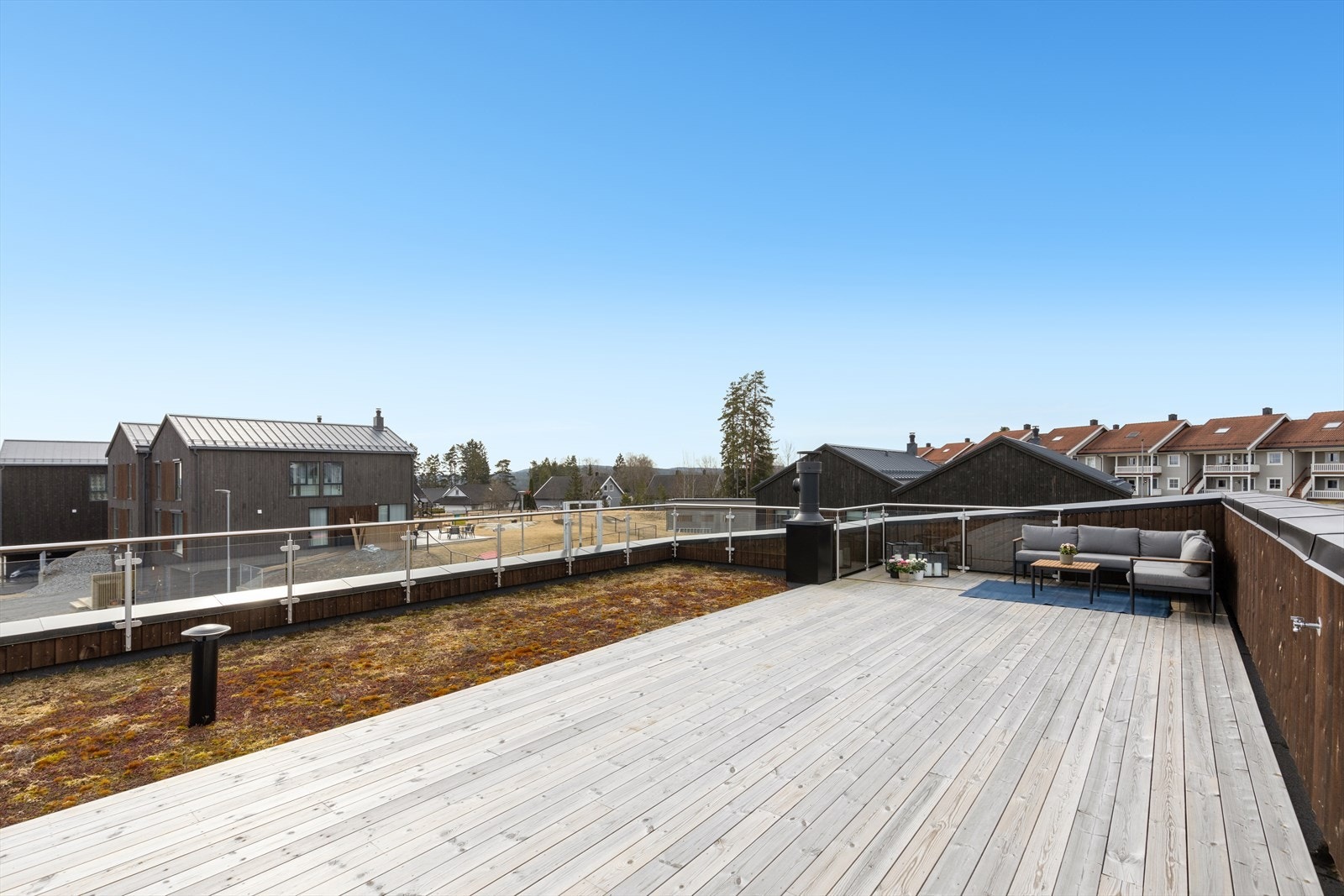 Stor takterrasse med gode solforhold. Galleribilde