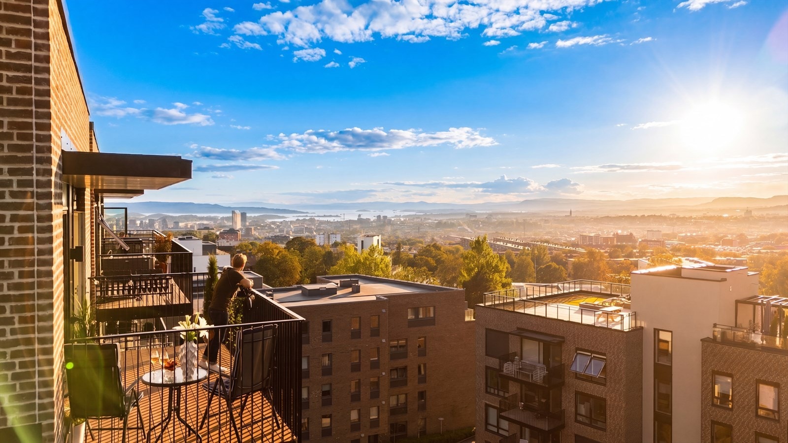 Kort fortalt: Rålekker 4-R utsiktsleilighet med FANTASTISK utsikt utover Oslo og helt ned til Sjøen. Dette bildet er KI-redigert. Galleribilde