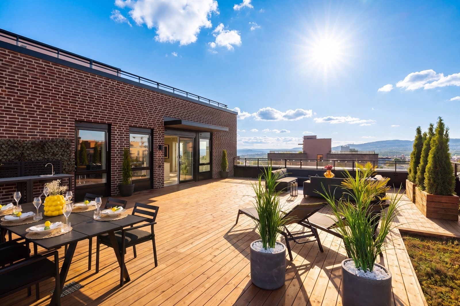 Velkommen til en sjelden mulighet - en eksklusiv toppleilighet med spektakulær utsikt, gode solforhold, privat takterrasse på hele 104 m², balkong og garasjeplass. Dette bildet er KI-redigert. Foto: Joakim Karlsen og Paul Dragoman. Galleribilde