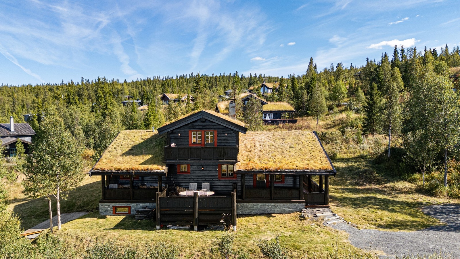Hytta er over 2,5 plan og byr på en lun og koselig atmosfære. Her får du god plass til hele familien med sosiale soner og mange rom som gjør oppholdet perfekt året rundt Galleribilde