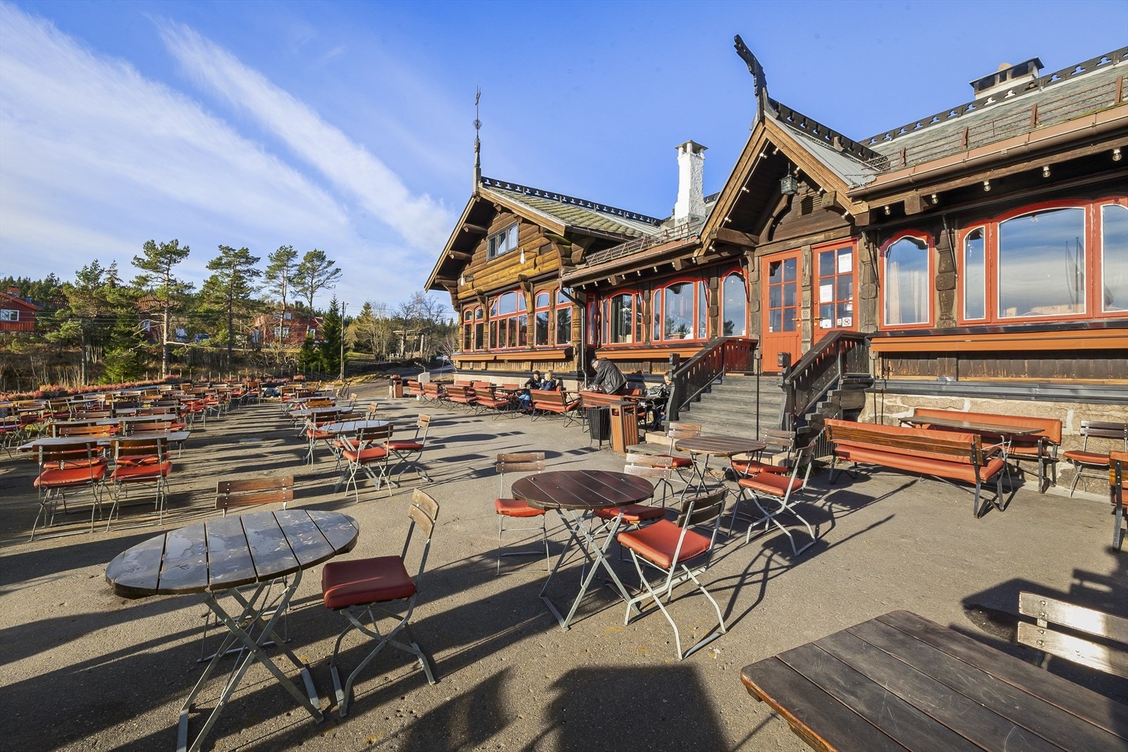 I området finnes det hyggelige serveringssteder som Frognerseteren Restaurant, Holmenkollen Restaurant, Lysebu og Soria Moria. Ikoniske Scandic Holmenkollen Park med restaurant, bar, spa og treningssenter ligger i kort avstand fra leiligheten Galleribilde