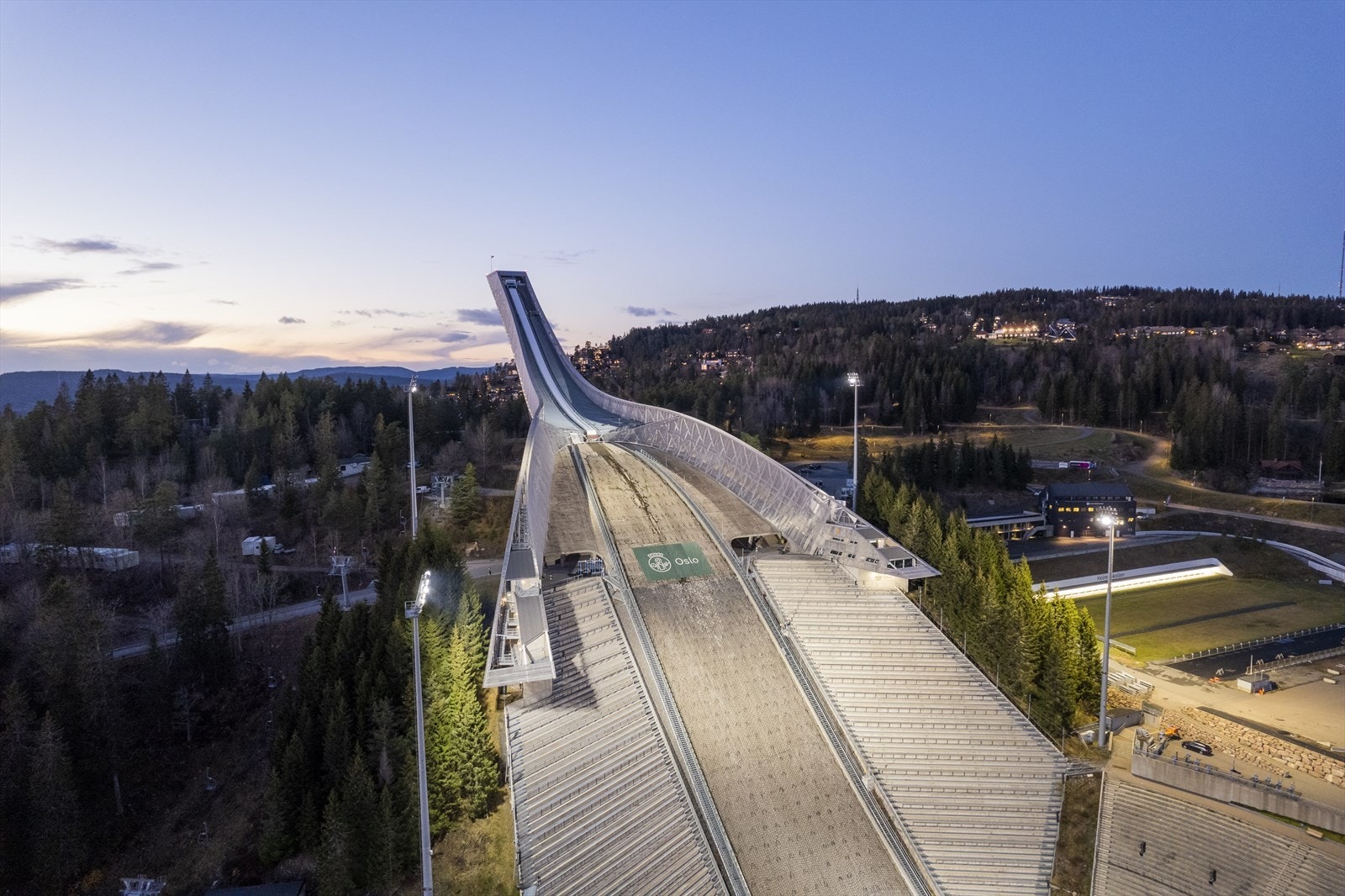 Området er både fredelig og barnevennlig, med frisk luft og grønne omgivelser. Det er kort gangavstand til Holmenkollen Nasjonalanlegg med skiløyper, skiskytteranlegg, rulleskibane og fantastiske Holmenkollbakken Galleribilde
