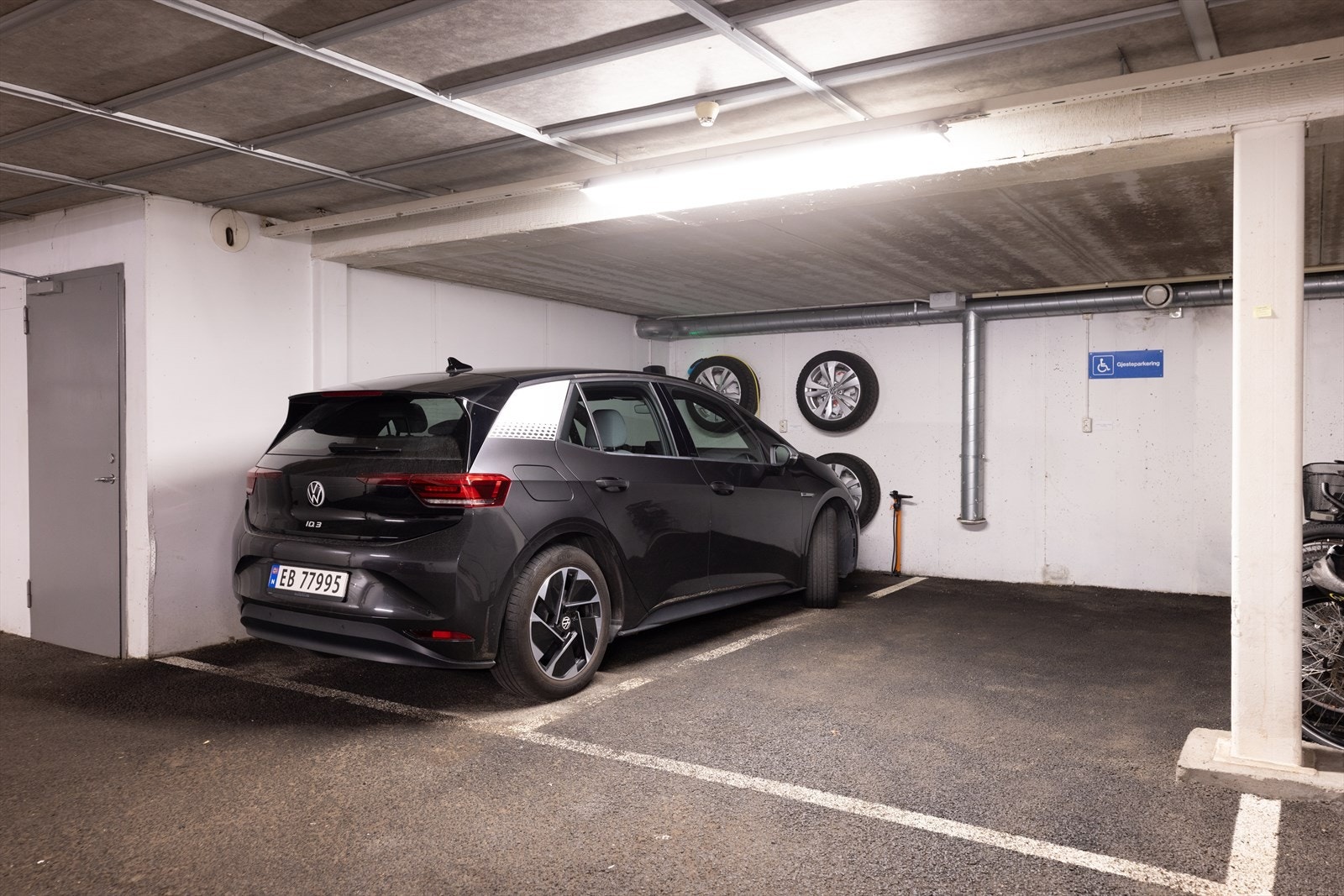 Med leiligheten følger én åpen garasjeplasse i felles lukket garasjeanlegg. Det er montert elbillader i tilknytning til garasjeplassen. Sameiet har for øvrig enkelte gjesteparkeringsplasser samt vaskehall Galleribilde