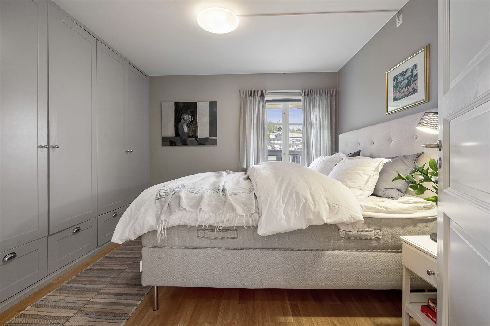 Soverom 2 har vindu på nordvegg med hyggelig utsyn mot Nordmarka. Lekre plassbygde garderobeskap/-skuffer og bokhyller Galleribilde