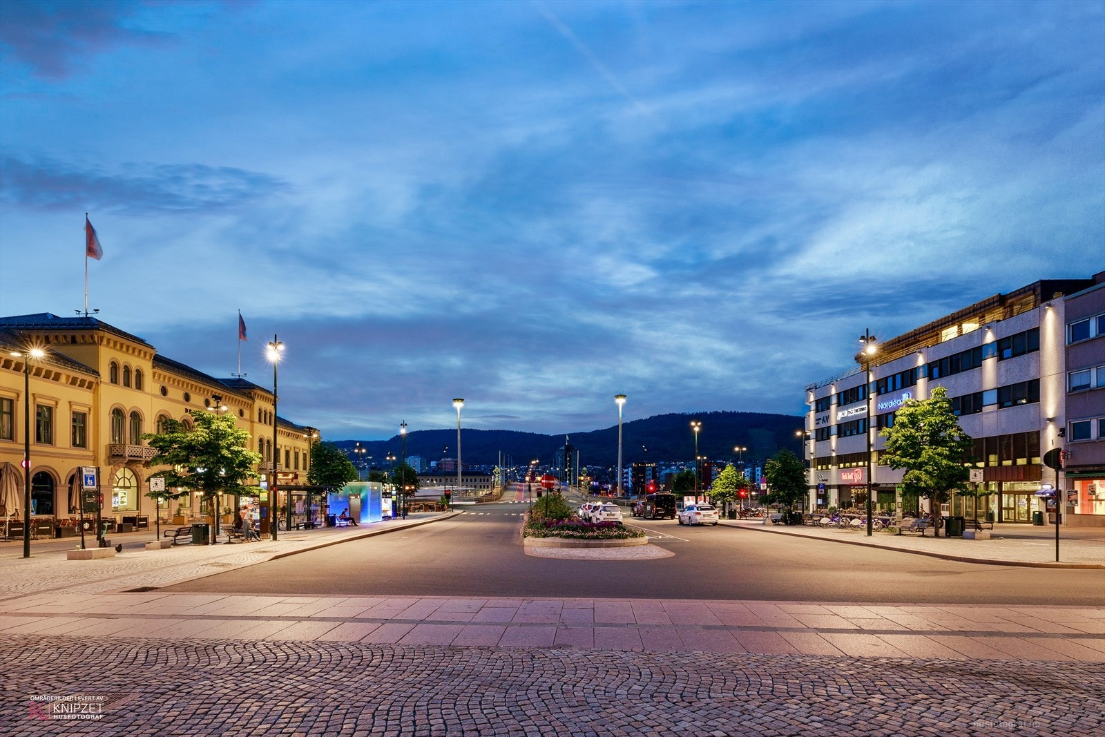 Bussholdeplass et steinkast unna i sentrum. Galleribilde
