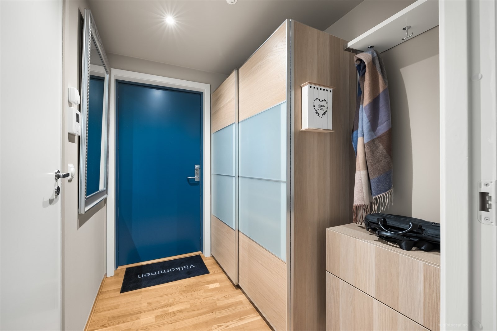 Entré med god plass til oppheng for yttertøy og til å sette ifra seg sko, i skyvedørsgarderobe noe som gjør det enkelt å holde orden i inngangspartiet. Galleribilde