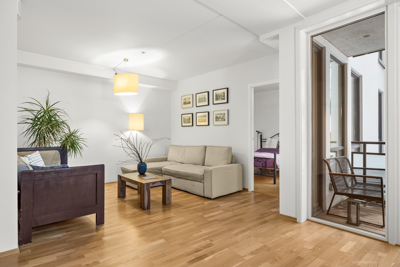 Lys og innbydende stue med flott parkett på gulv og hvitmalte slette vegger. Galleribilde