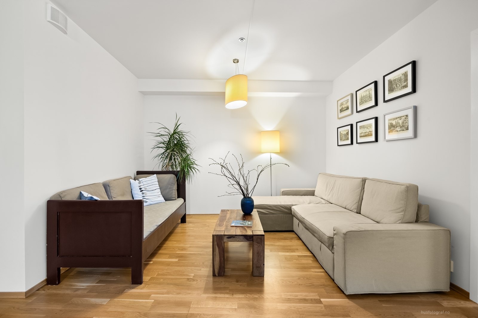 Stuen er pent innredet og videre lett å møblere og det er rom for å møblere med flere sittegrupper. Galleribilde