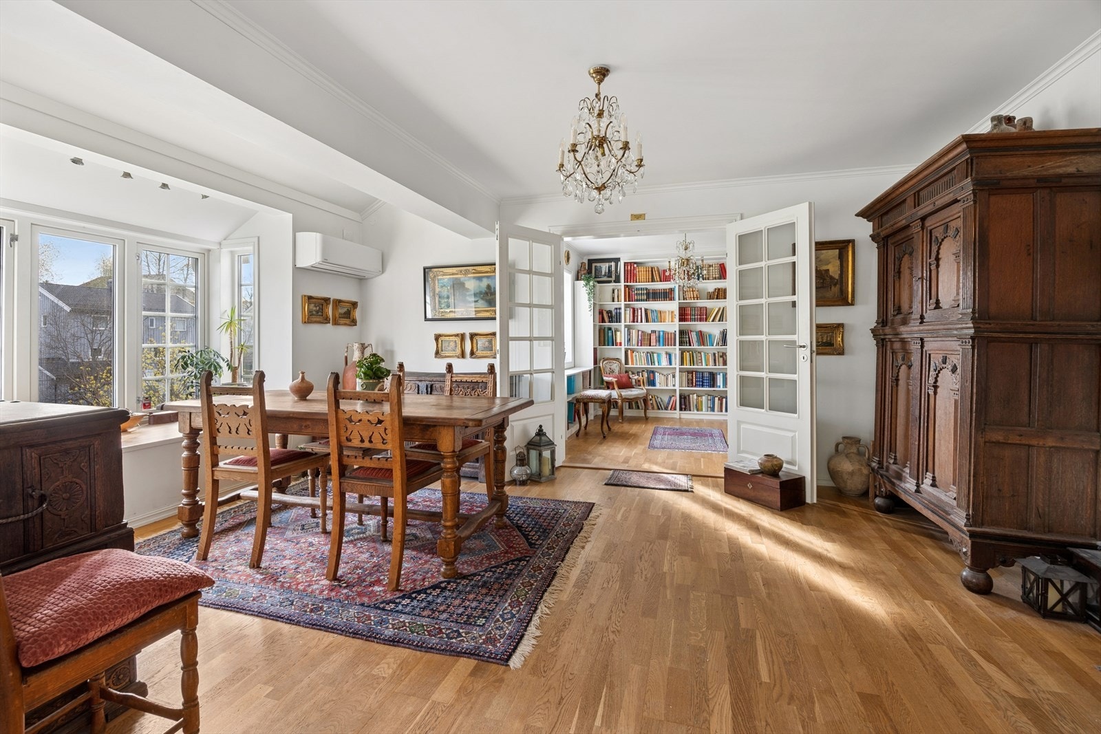 Spisestue, bibliotek i 1.etasje Galleribilde
