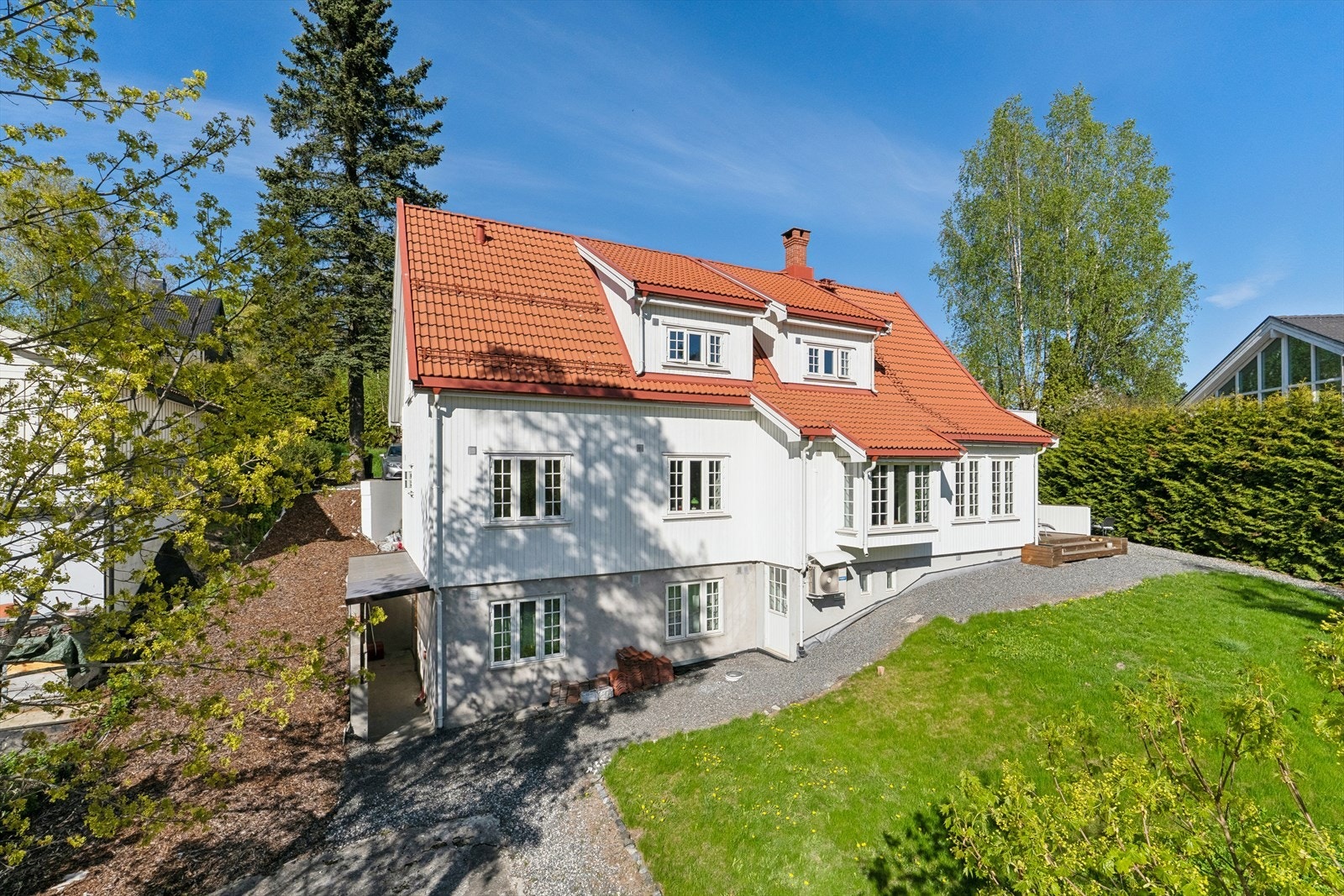 Det er innkjøring til eiendommen fra både Nybakveien og Rettenveien, med gode parkeringsmuligheter på begge sider. Galleribilde