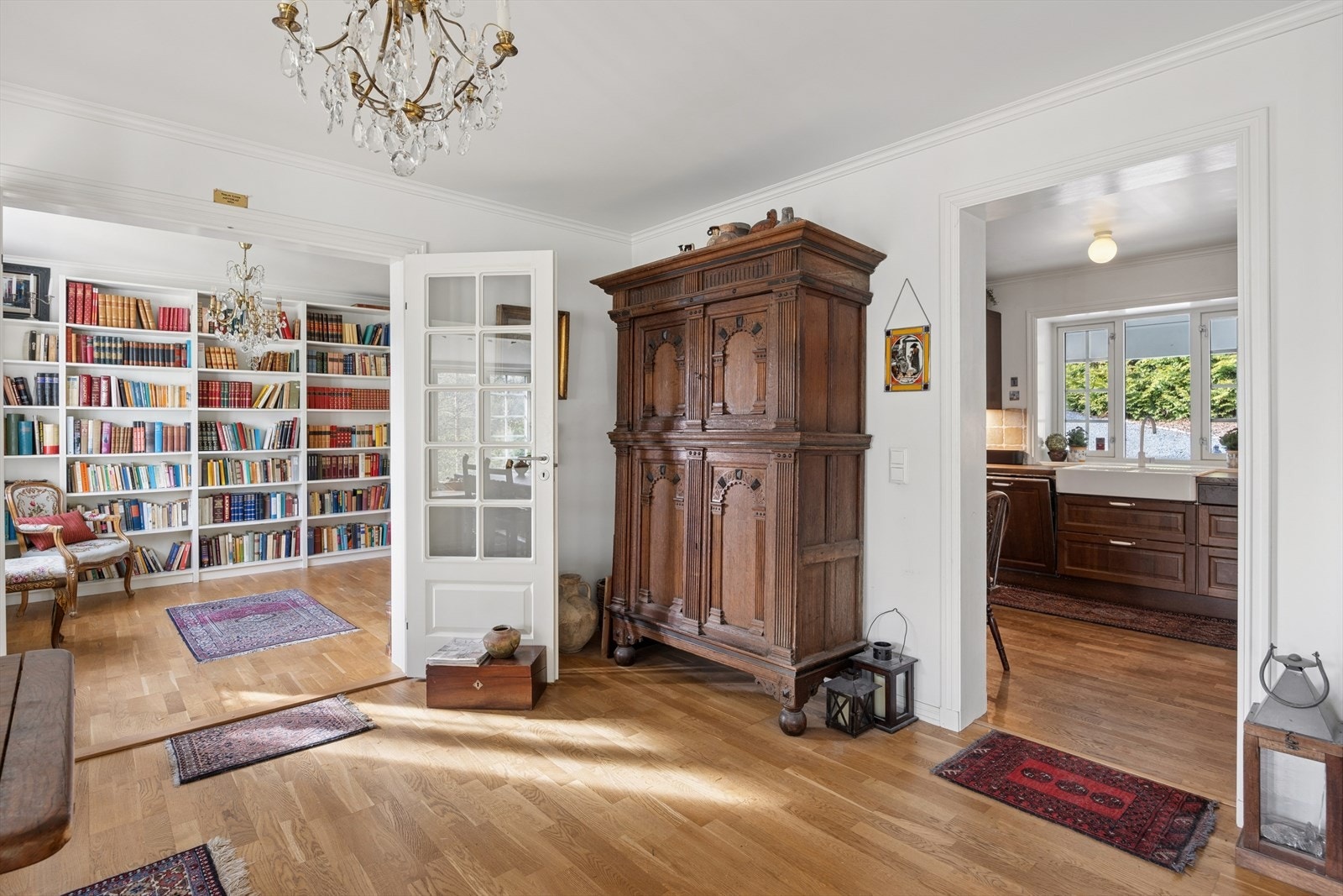 Spisestue, bibliotek, kjøkken Galleribilde