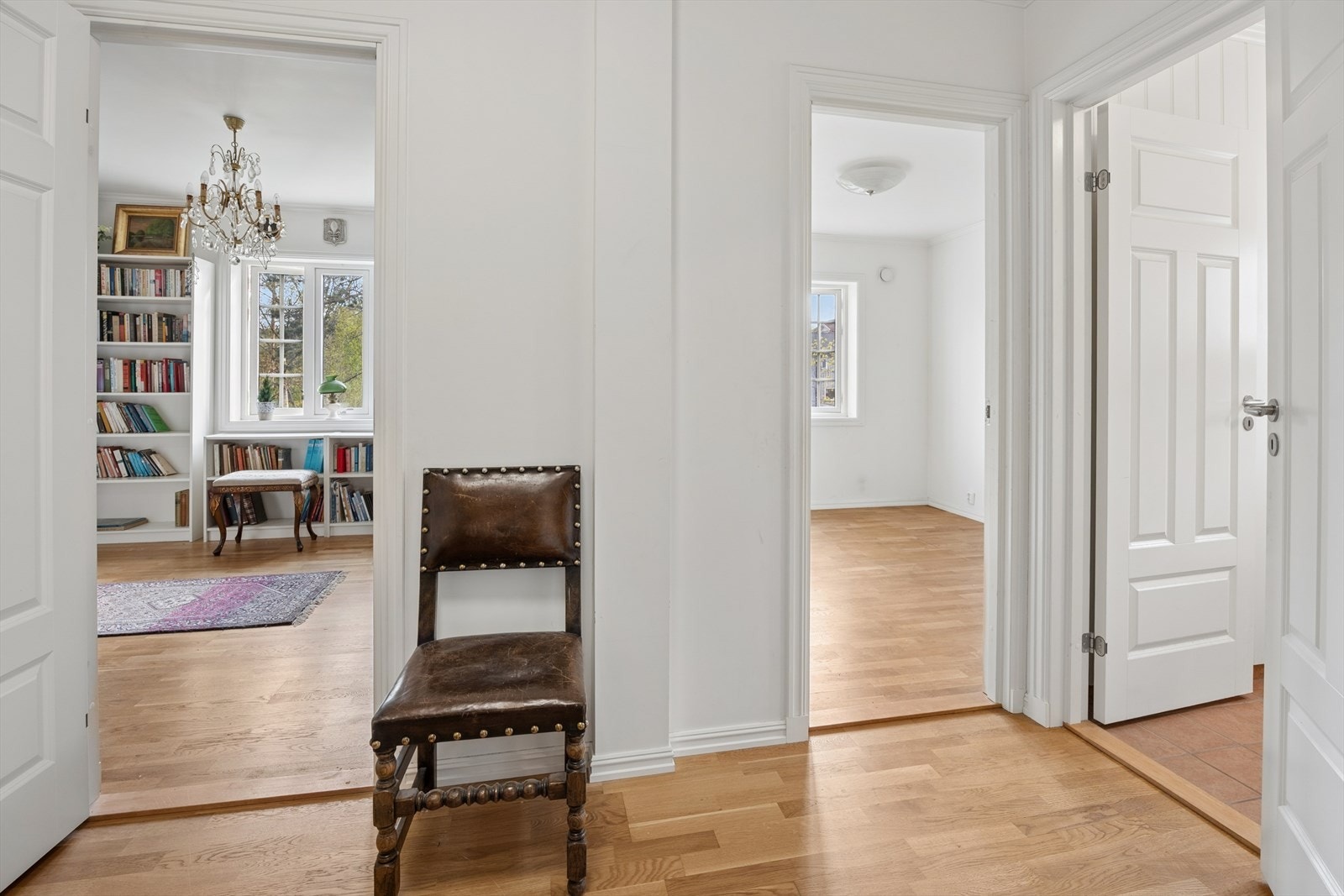 Liten hall + utsikt til bibliotek, soverom og bad Galleribilde