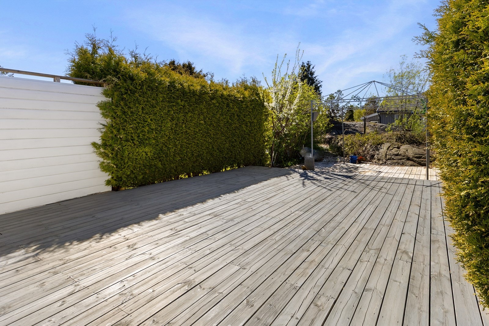 Romslig terrasse med god plass til sittegruppe Galleribilde