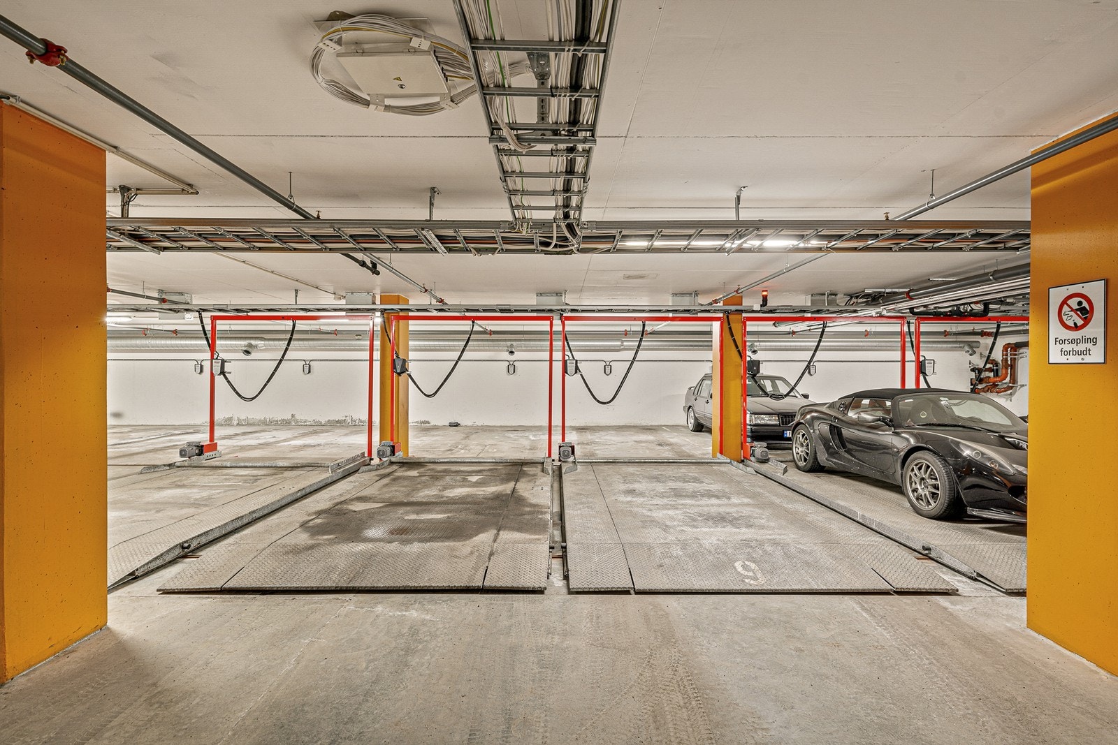 Boligen disponerer en parkeringsplass med elbillader. Galleribilde