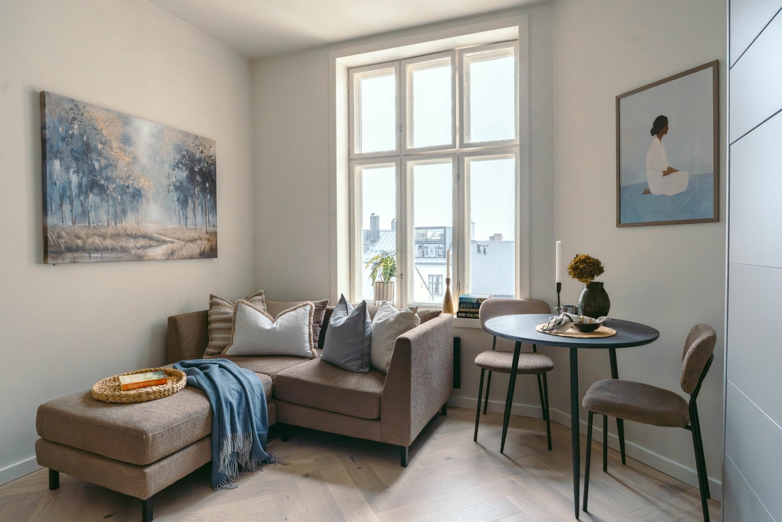 Dette er en lys og moderne leilighet med løsninger for optimal arealutnyttelse Galleribilde