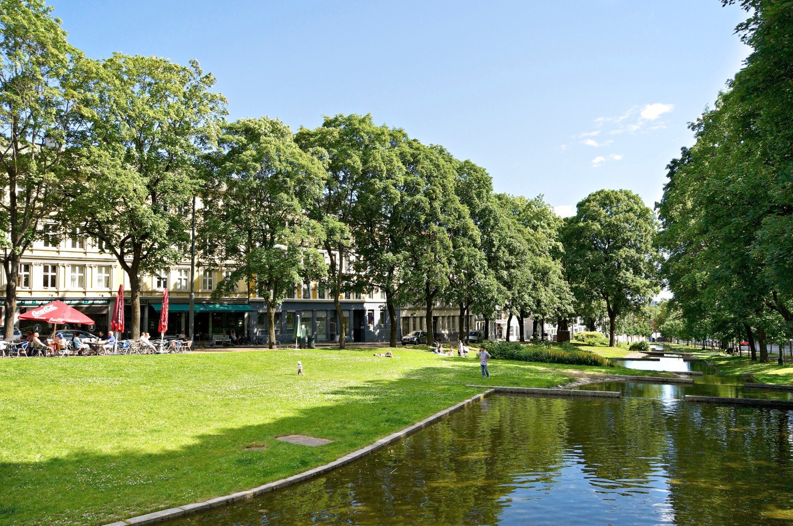 I Kiellands park er det gode muligheter både for å nyte sommeren, eller sette seg på en av de flere gode uteserveringene som tilbys. Her finner du blant annet Los Tacos og Colonialen med sine gode tilbud på mat og drikke. Galleribilde