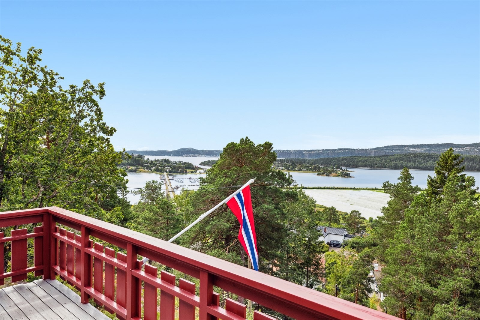 Eiendommen har en vidstrakt utsikt og særdeles gode solforhold fra morgen til kveld. Med egen bryggeplass ligger fjorden åpen for opplevelser. Galleribilde