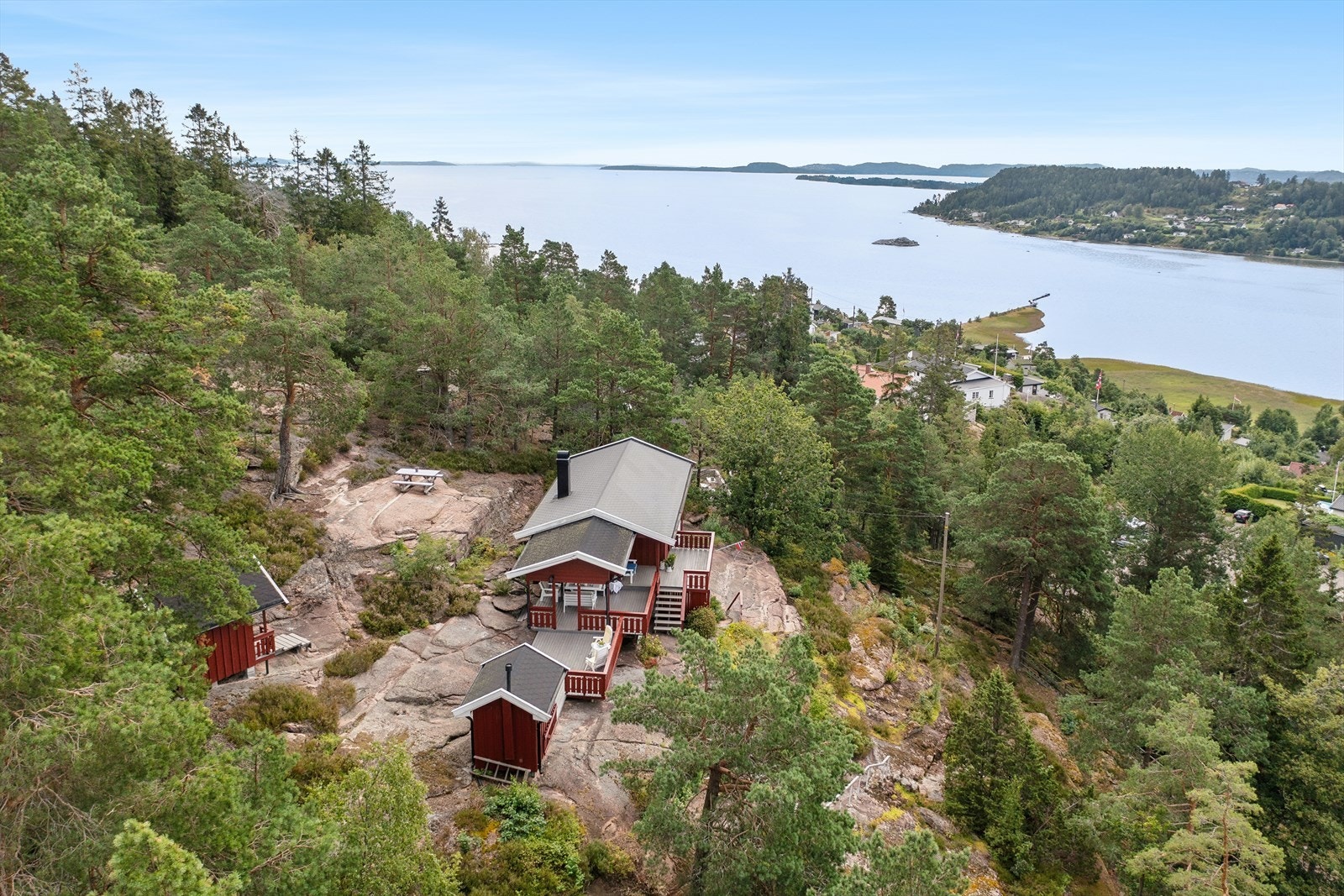 Omgitt av skog og svaberg, er dette en sjelden mulighet til å sikre seg et eget paradis. Galleribilde