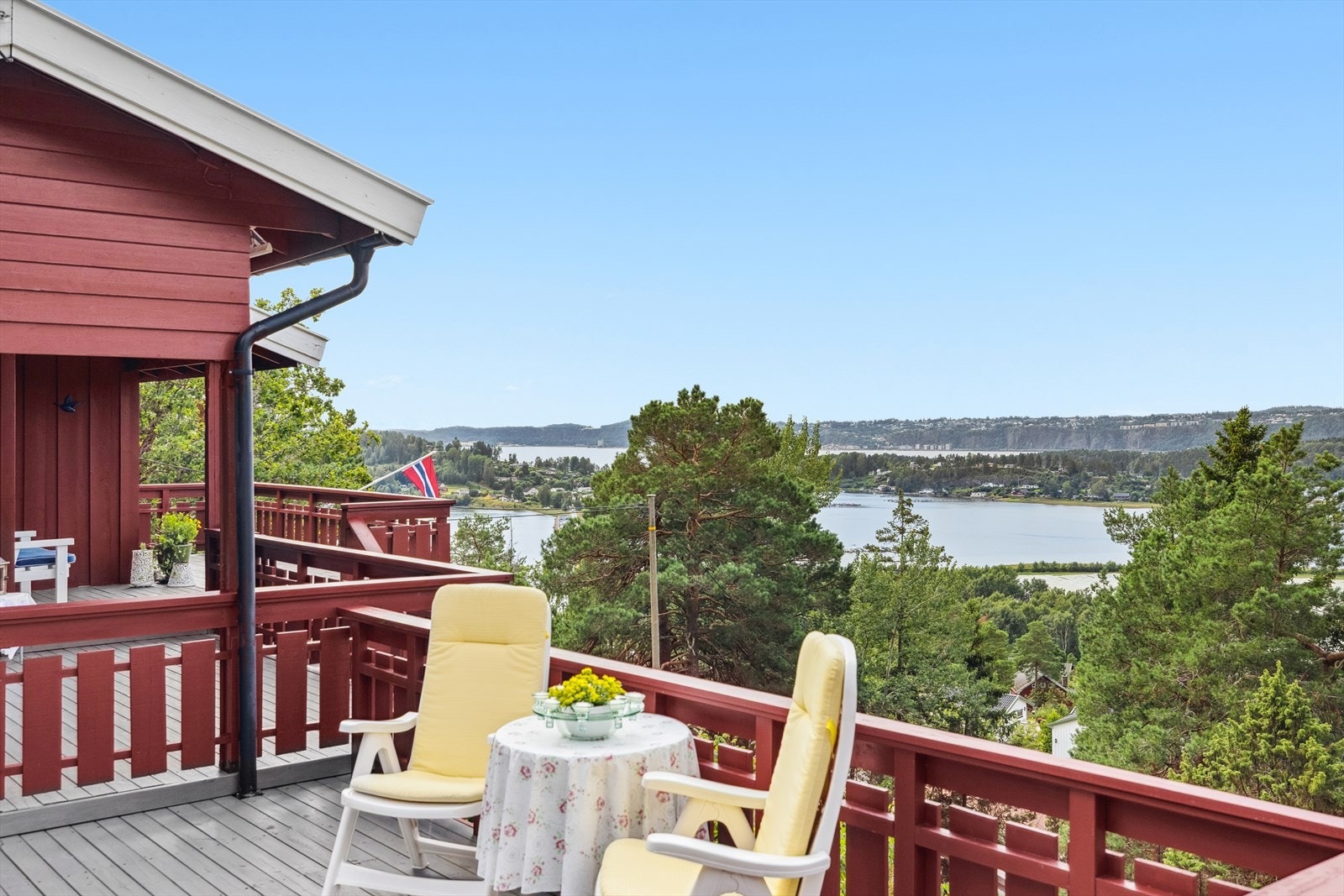 I tillegg til den overbygde delen, er det store, åpne terrassearealer som følger terrenget. Galleribilde