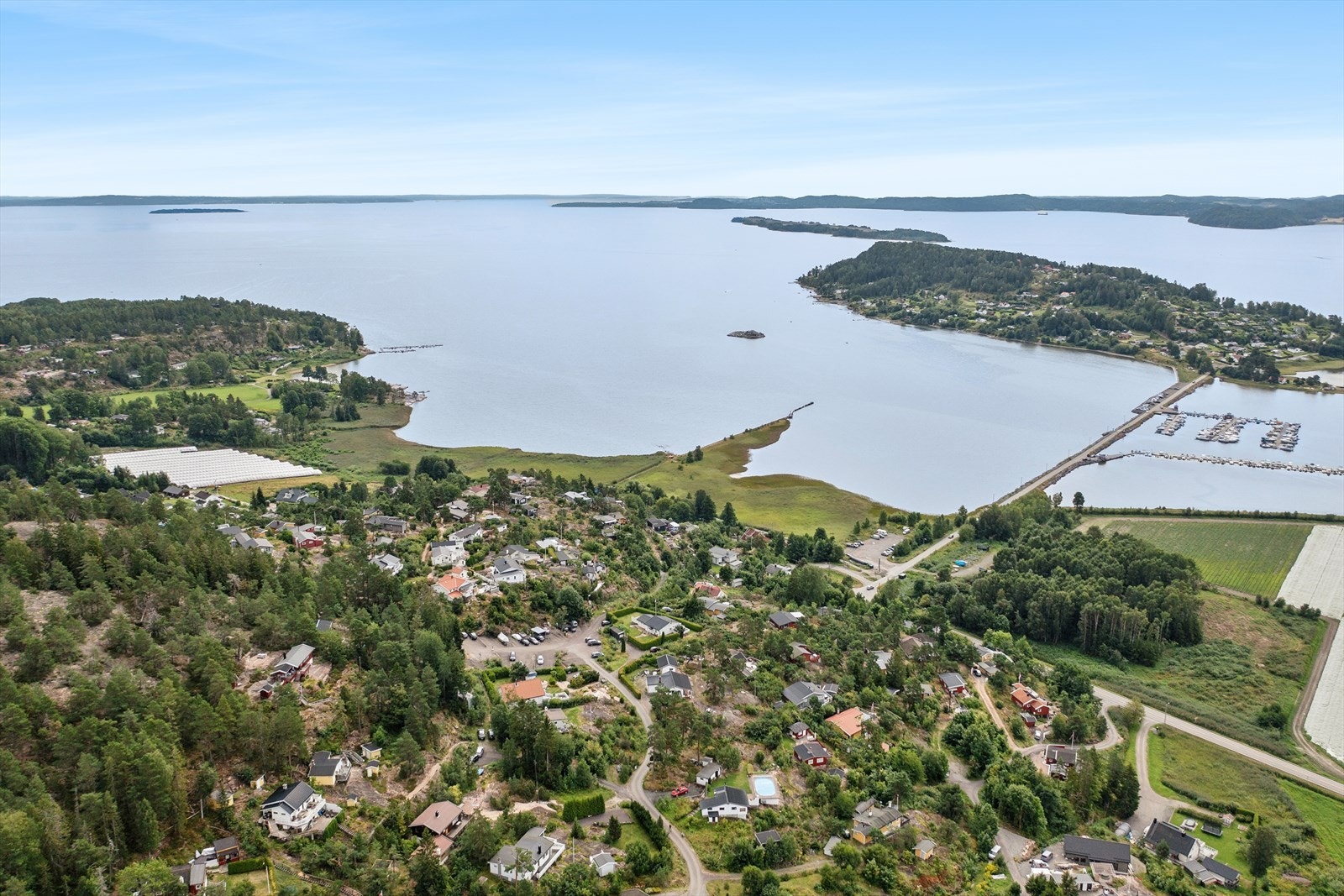 Eiendommen ligger kun en kort spasertur fra fjorden med bademuligheter. I bakgrunnen ser vi anerkjente Bjerkøya. Galleribilde