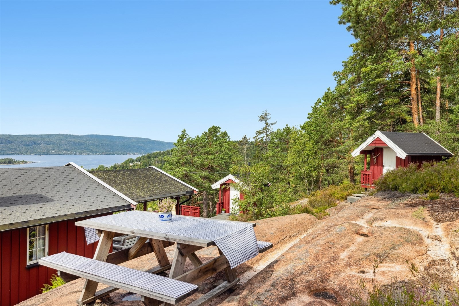 Tomten er en naturtomt som i hovedsak består av skrånende fjell. Galleribilde