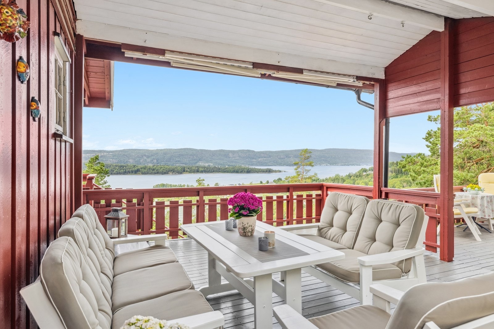 Herfra kan du nyte den flotte utsikten over fjorden, uansett vær. Galleribilde