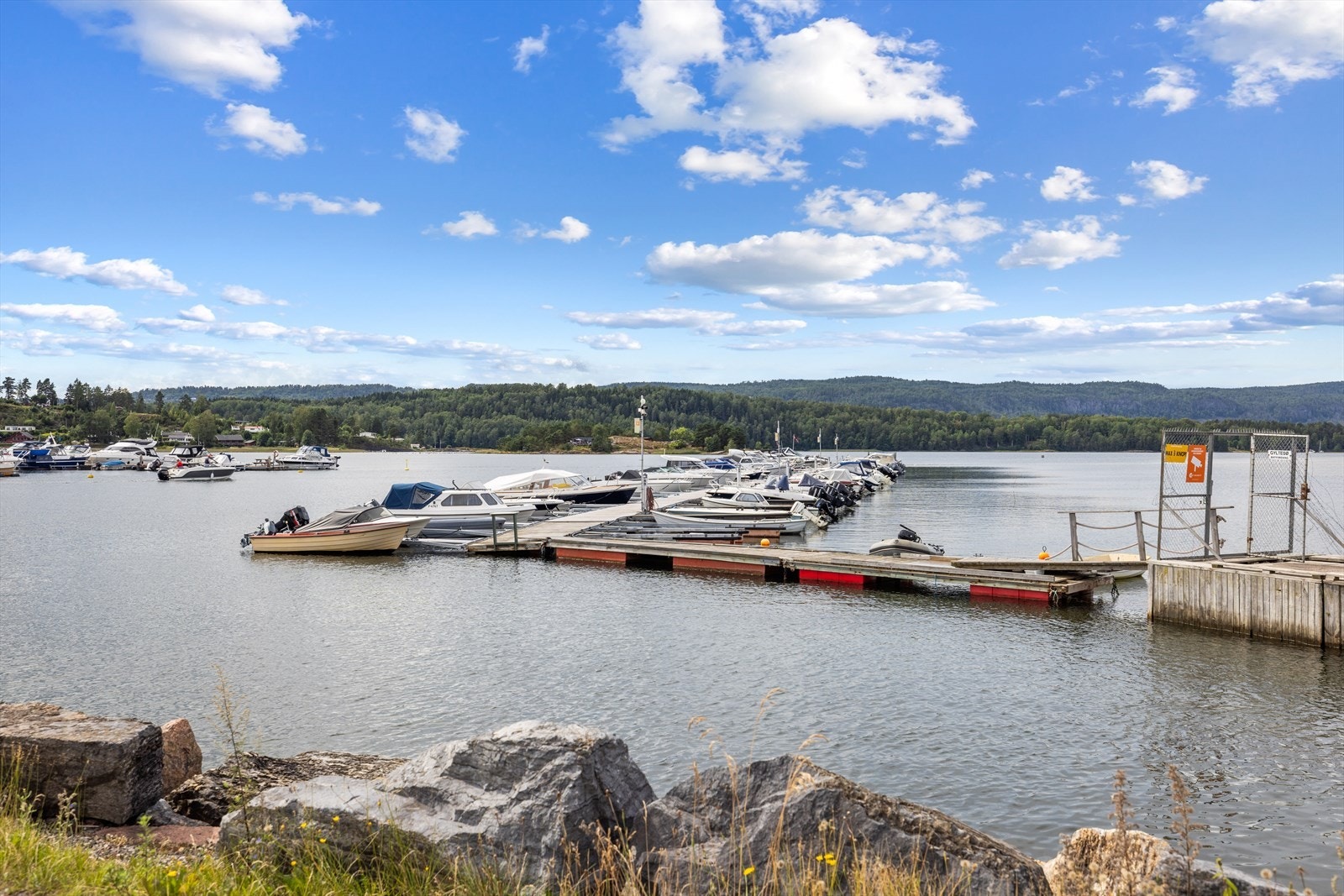 Her kan du nyte late sommerdager ved sjøen. Galleribilde