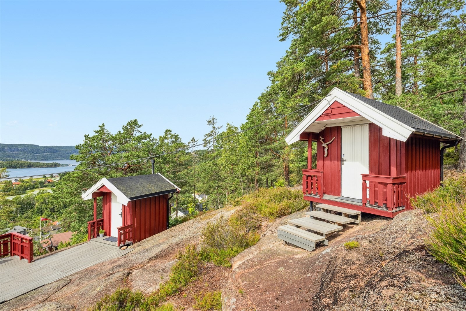 Eiendommen har to frittstående boder på henholdsvis 3 m² og 5 m² for praktisk oppbevaring. Galleribilde