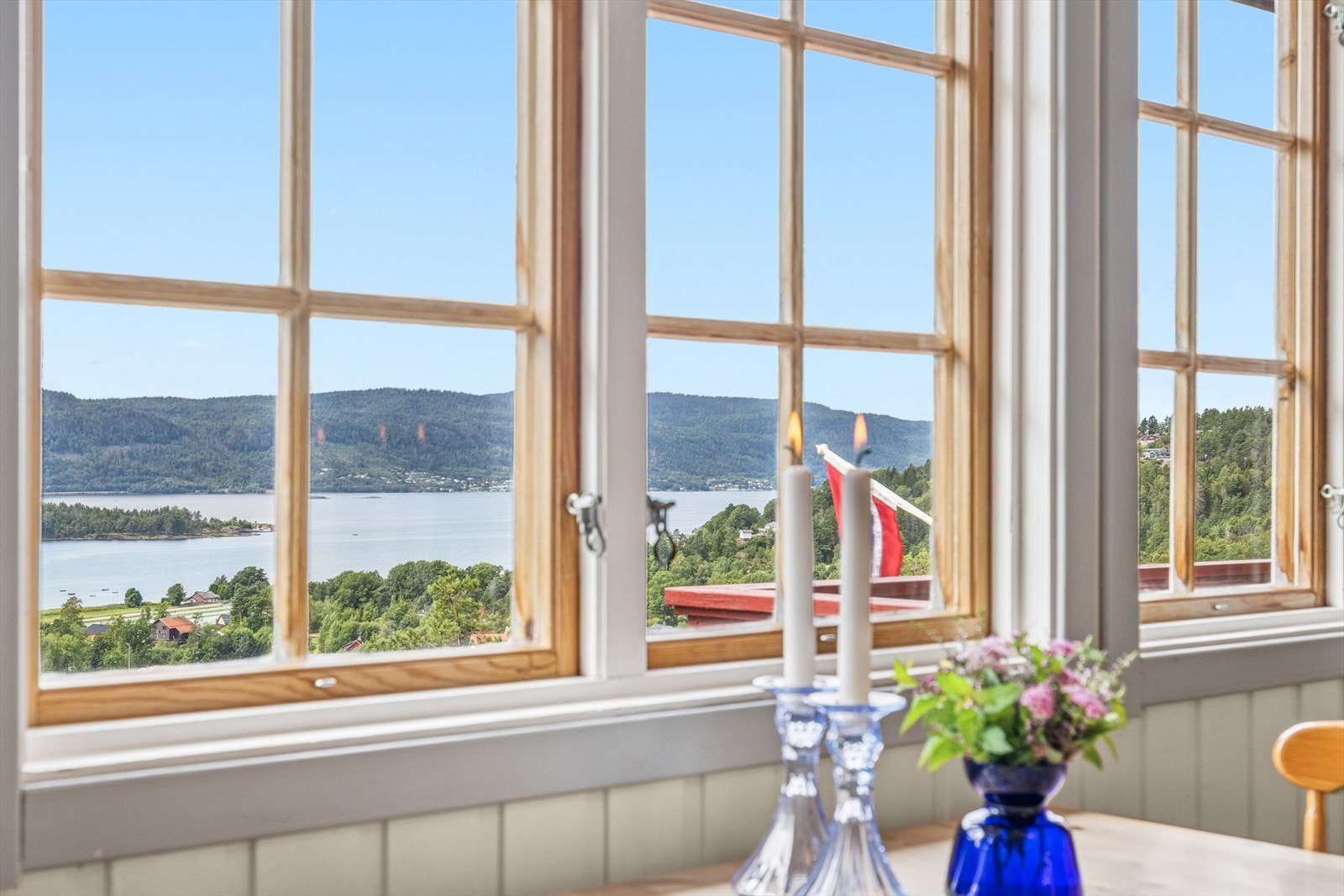 De koblede trevinduene er tro mot hyttas stil og gir samtidig en klar utsikt over fjorden. Galleribilde