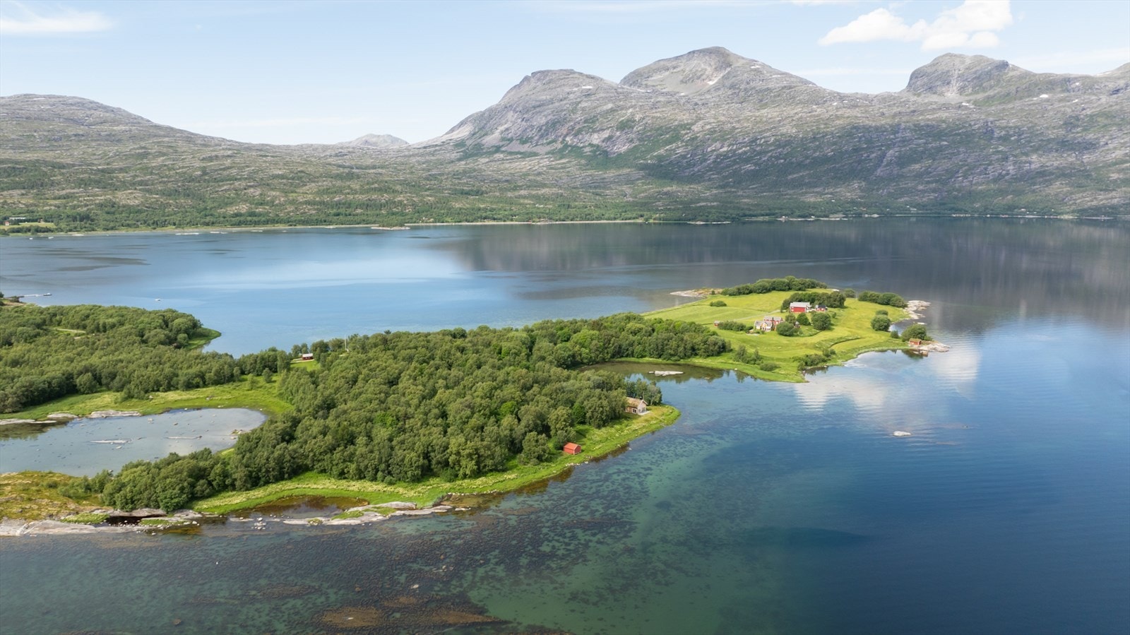 De omkringliggende fjellene inviterer til turer året rundt. For den som er interessert i toppturer er Kvalhornet i bakgrunnen et populært valg. Valnesfjord byr også på flotte preparerte skiløyper gjennom Fridalen og innnover. Galleribilde