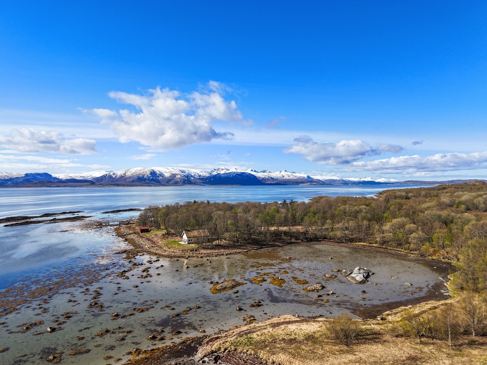 Eiendommen har en har en gjennomført, høy standard. Her oppleves sjelefred med nydelig utsikt. Galleribilde