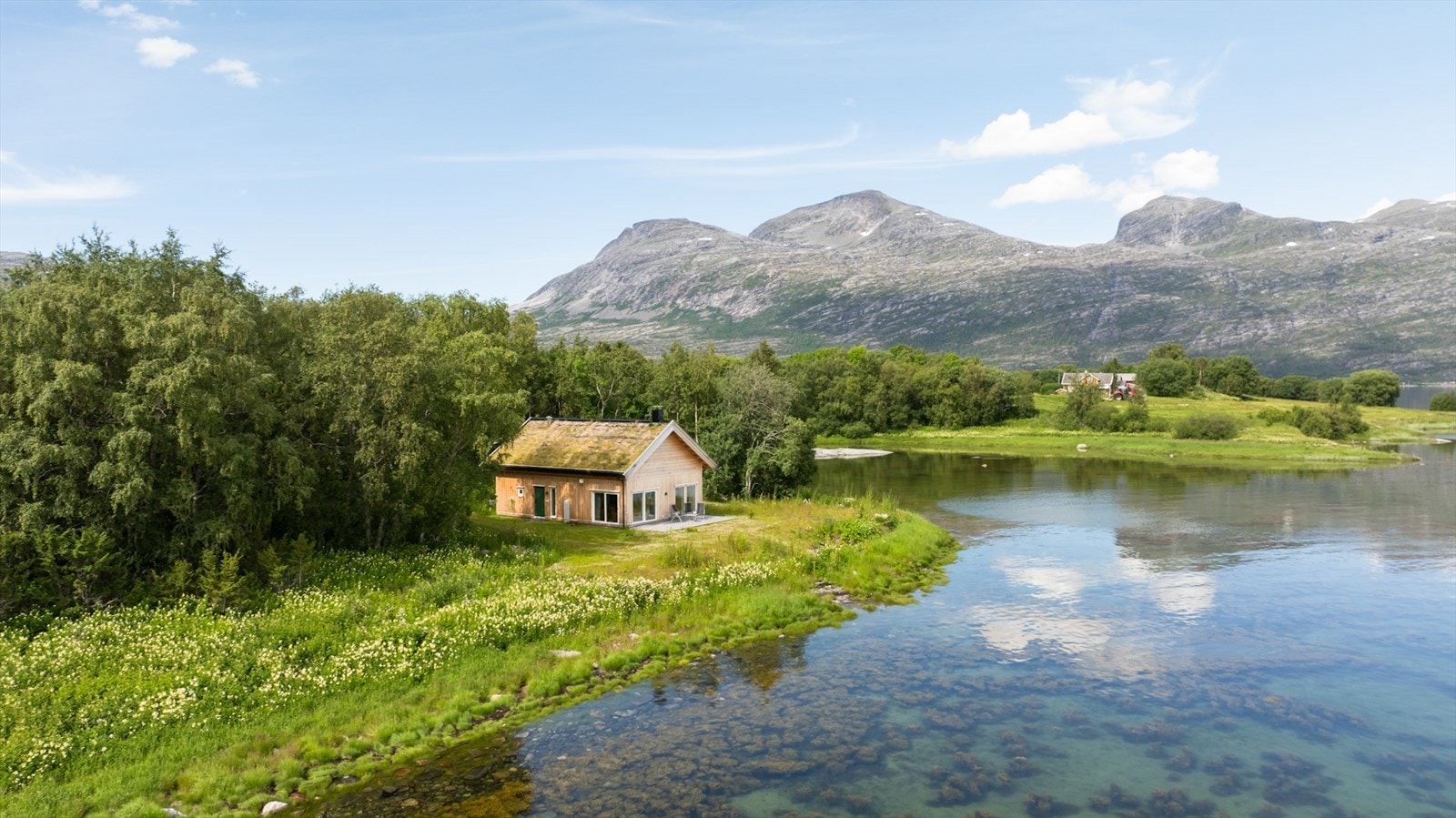 En sjelden mulighet til å eie en nyere fritidsbolig med denne umiddelbare nærheten til naturen. Galleribilde