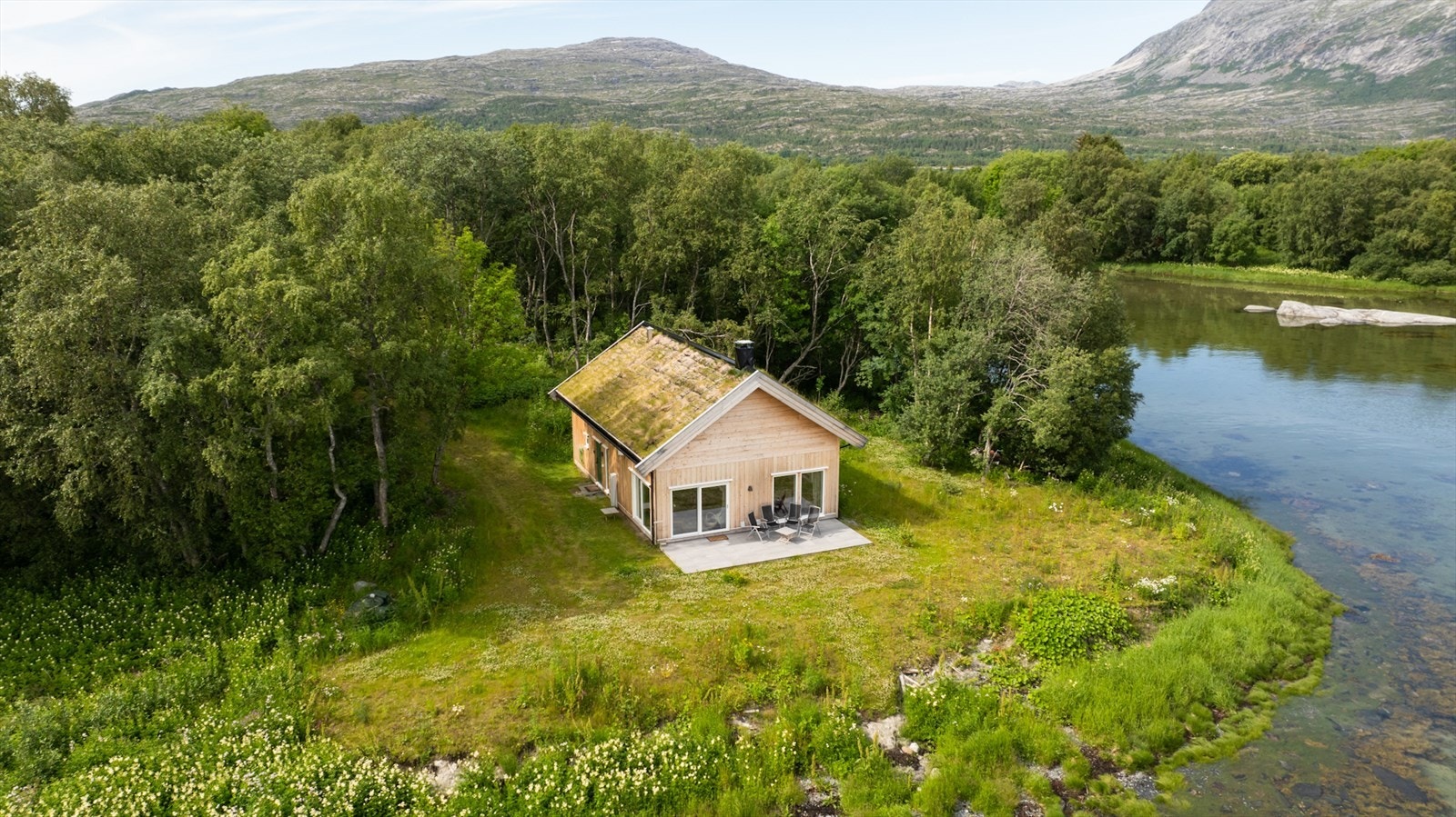 Eiendommen ligger på Mjønes, en naturskjønn halvøy med umiddelbar tilgang til både fjord og fjell. Galleribilde