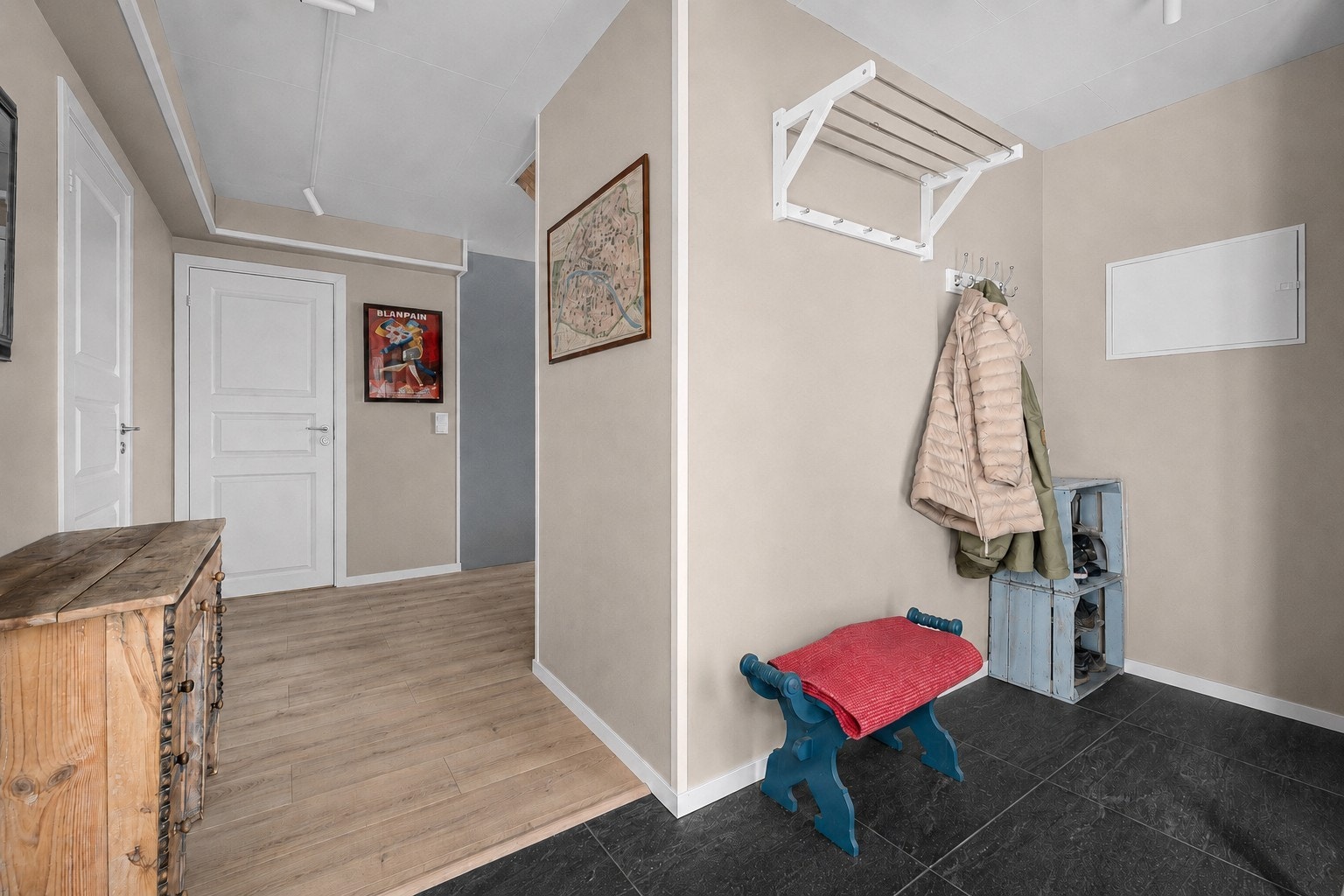 Gang hvor vi finner det minste soverommet på ca 6 kvm til venstre, hovedsoverommet på ca 12 kvm rett fram. Entré er flislag med gulvvarme. Godt med plass til å henge i fra seg yttertøyet. Galleribilde