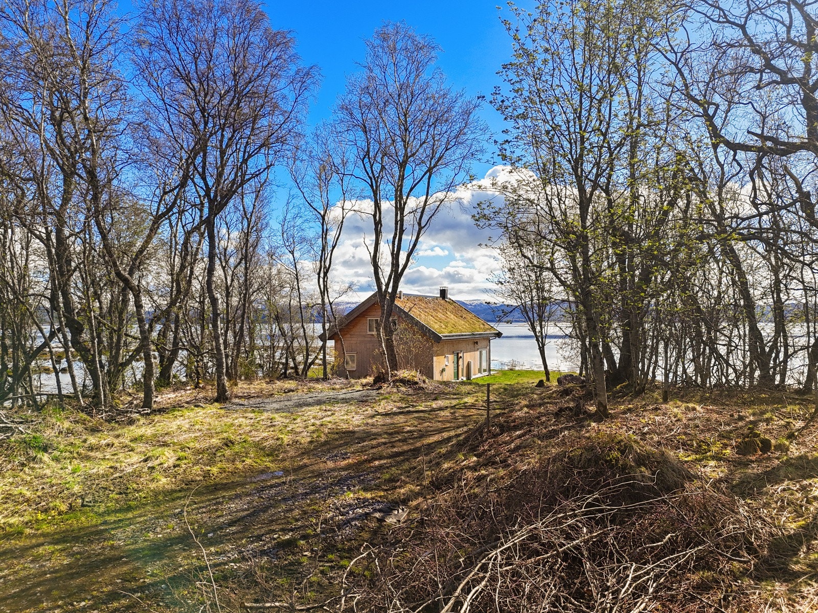 Eiertomt på ca. 1,1 mål med naturskjønne omgivelser. Galleribilde