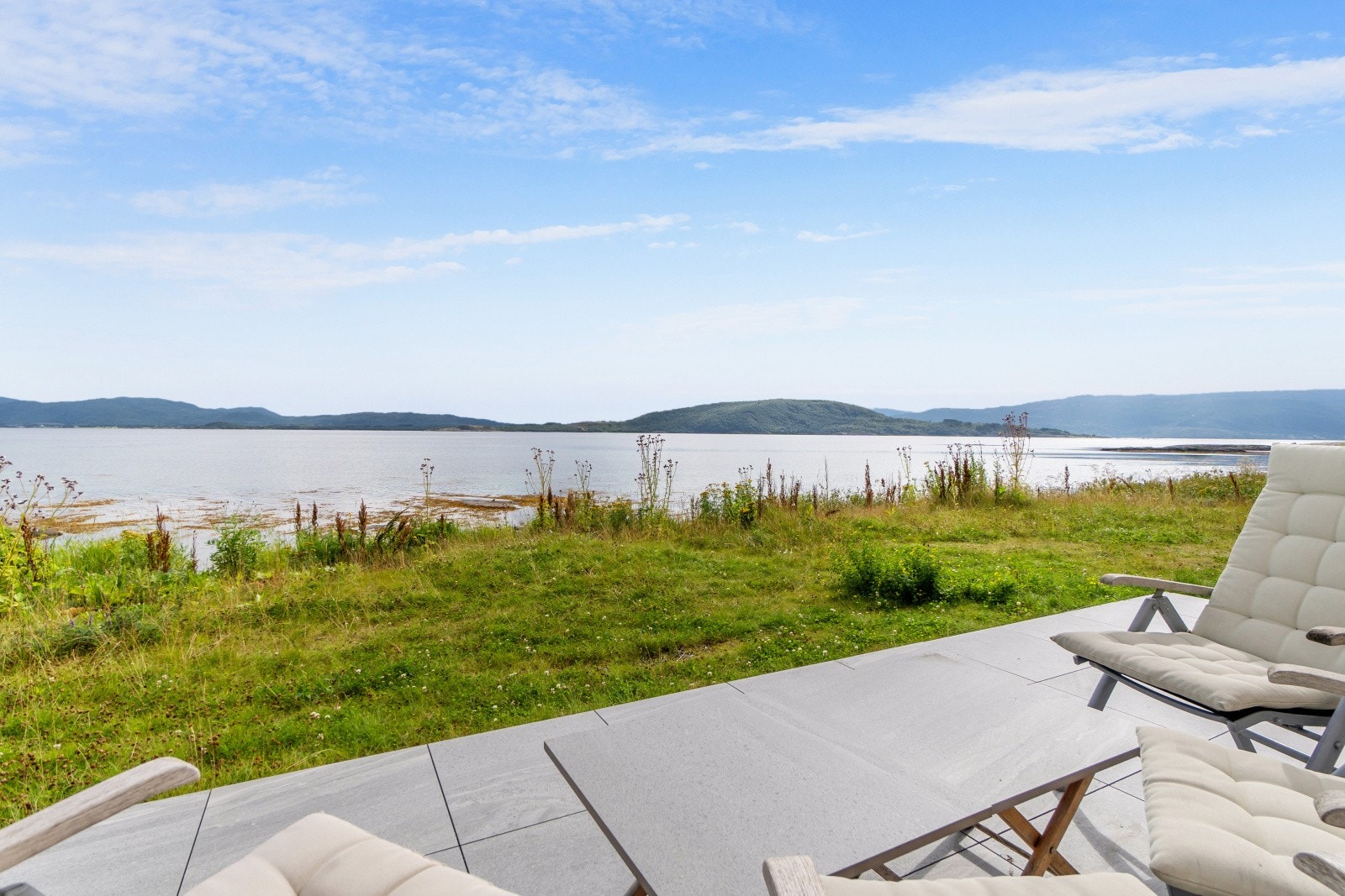 Fra terrassen har du umiddelbar tilgang til fjorden - en perfekt base for kajakk og padlebrett. Galleribilde