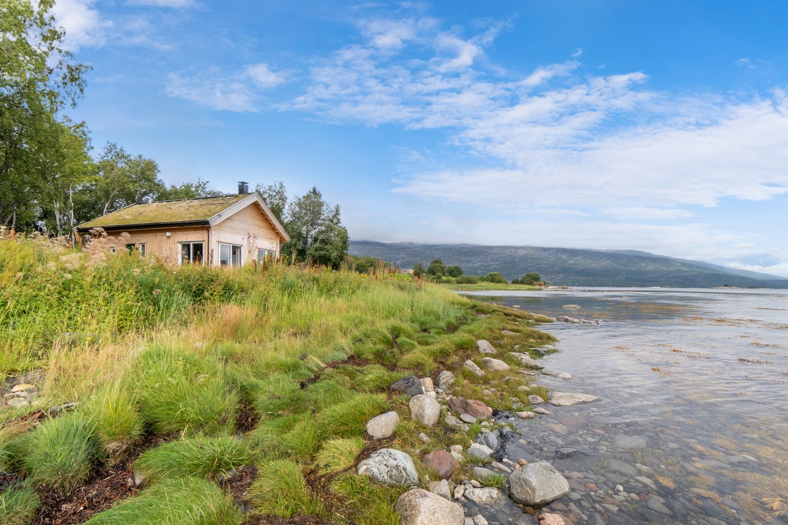 Eiendommen er på ca. 1,1 mål og ligger usjenert til med fjorden som nærmeste nabo. Galleribilde