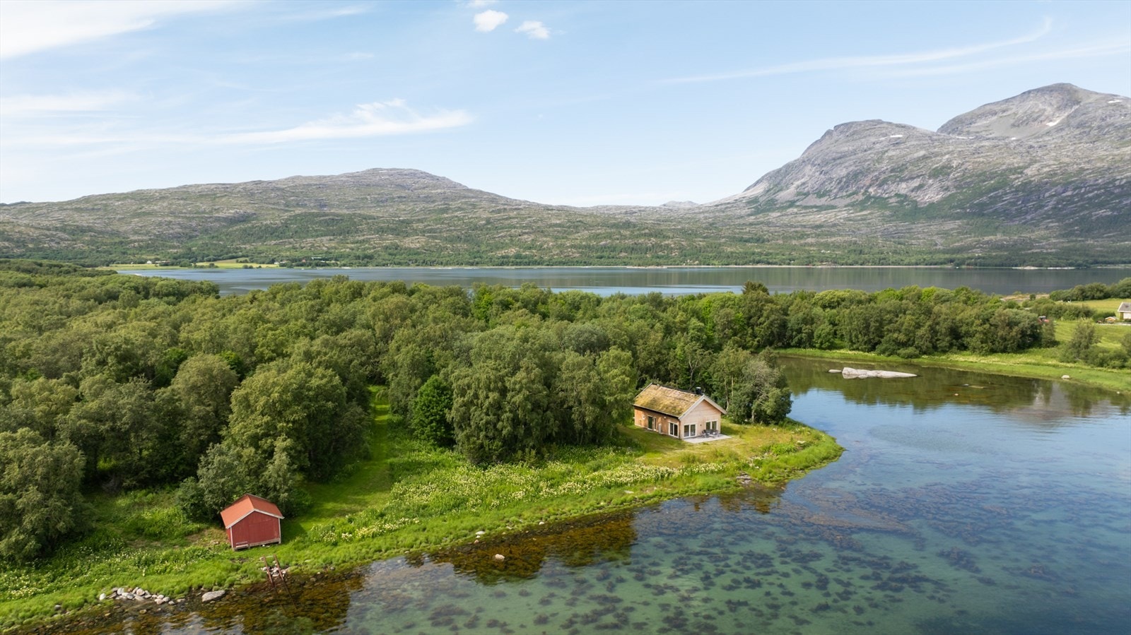 Nærmeste dagligvare er enten Rema 1000 Tverlandet, eller Coop Prix Valnesfjord. Galleribilde