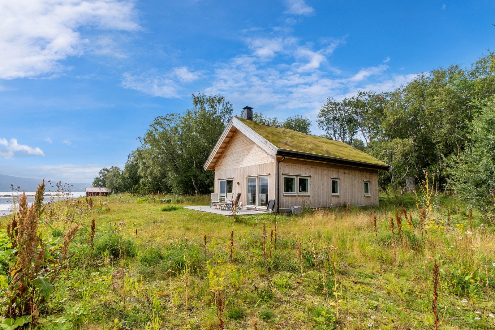 Fritidsboligen glir naturlig inn i landskapet. Galleribilde
