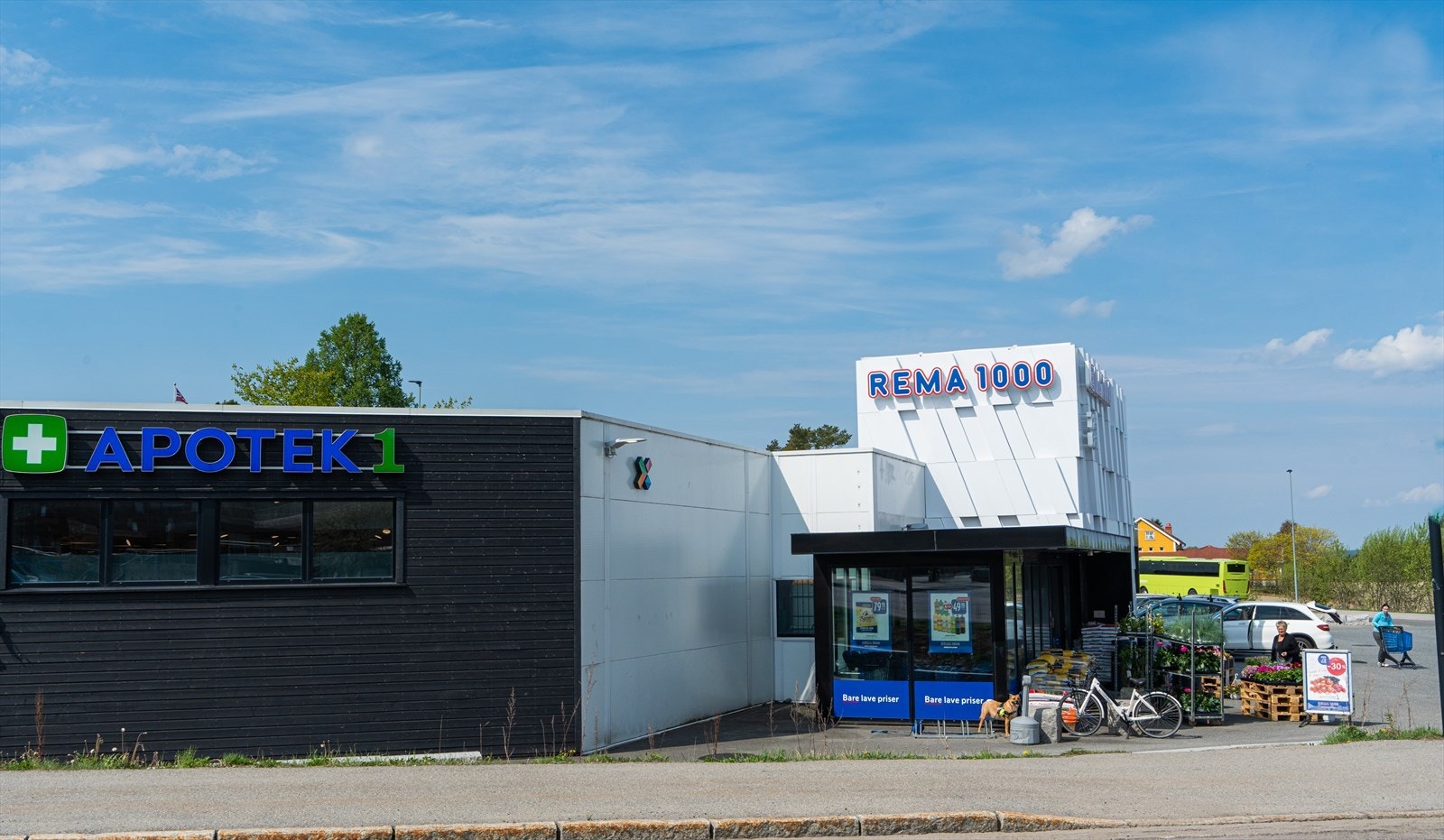 Rema 1000 og Apotek 1 på Skjønnhaug. Her er også Kiwi etablert. Galleribilde