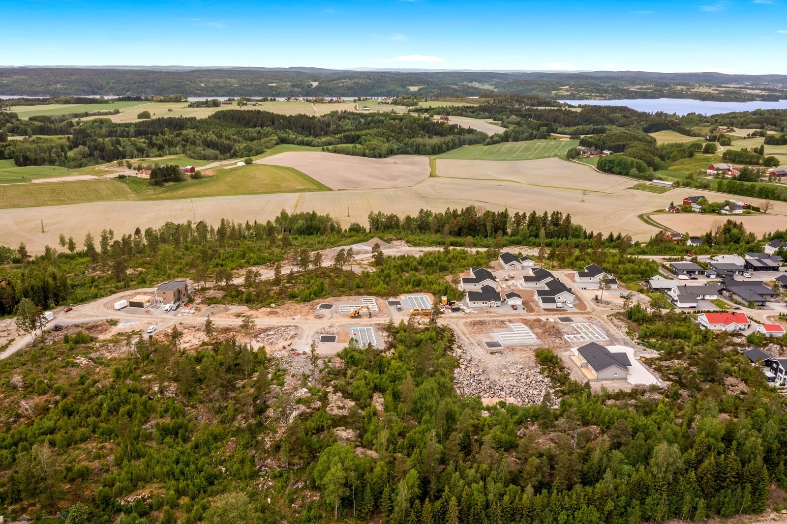 Store eiertomter på høydedrag med herlige sol- og utsiktsforhold Galleribilde